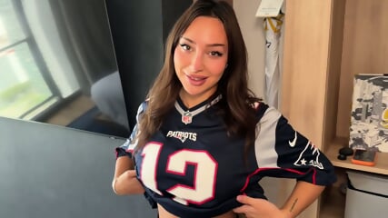NFL star gets nailed by a sexy fan during halftime show