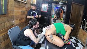 Vloog Essa Morena Tatuou a Bunda e Fez a Tatuagem Igual da Cantora Anita