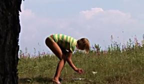 pissing girls solo outdoor 4